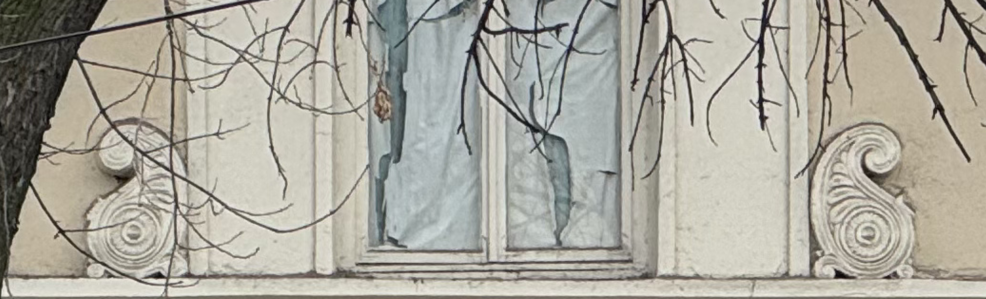 Акротерии на фасаде, ул. А.Навои, дом 21